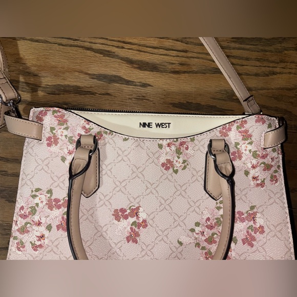 Nne West cross body floral bag - Picture 2 of 6